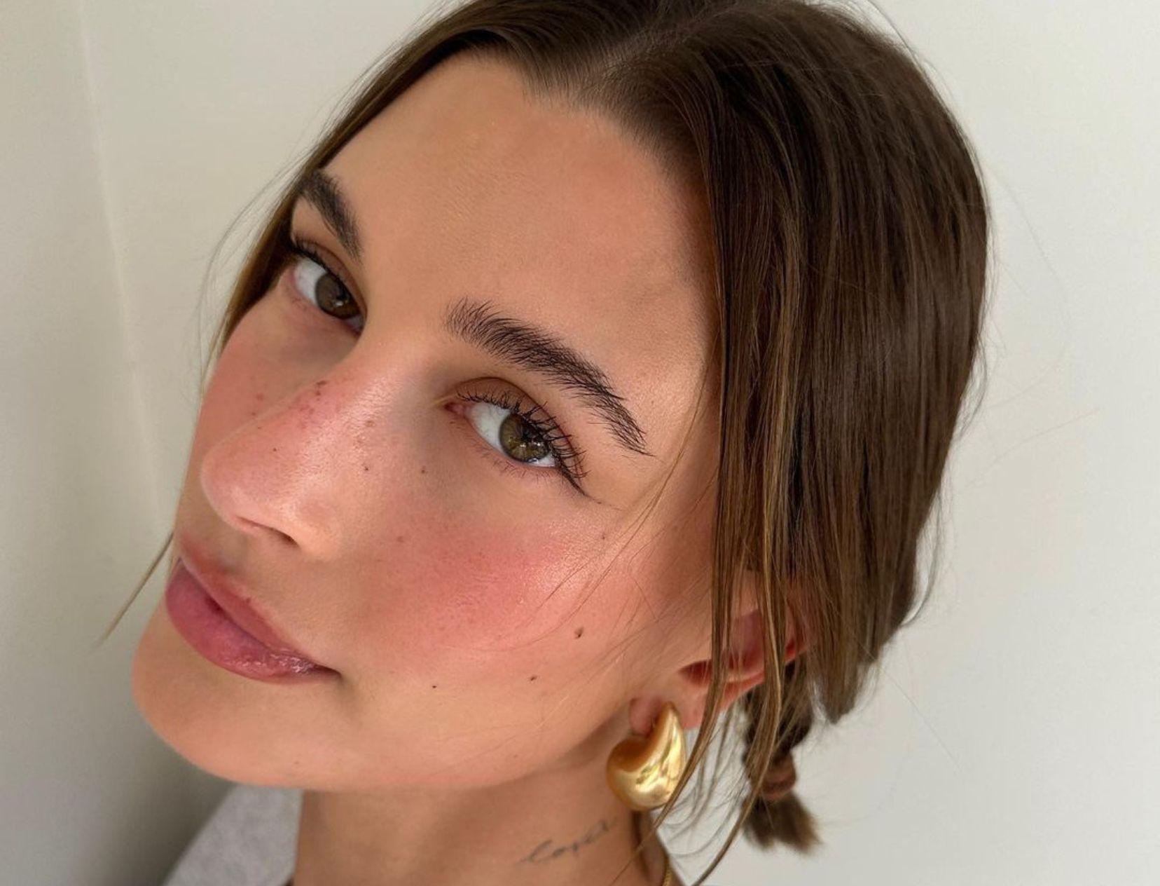 This Is How Hailey Bieber Gets Fluffy &amp; Voluminous Eyebrows