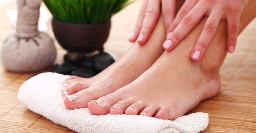 Happy Feet! 8 Easy Home Remedies For Cracked Heels and Corns