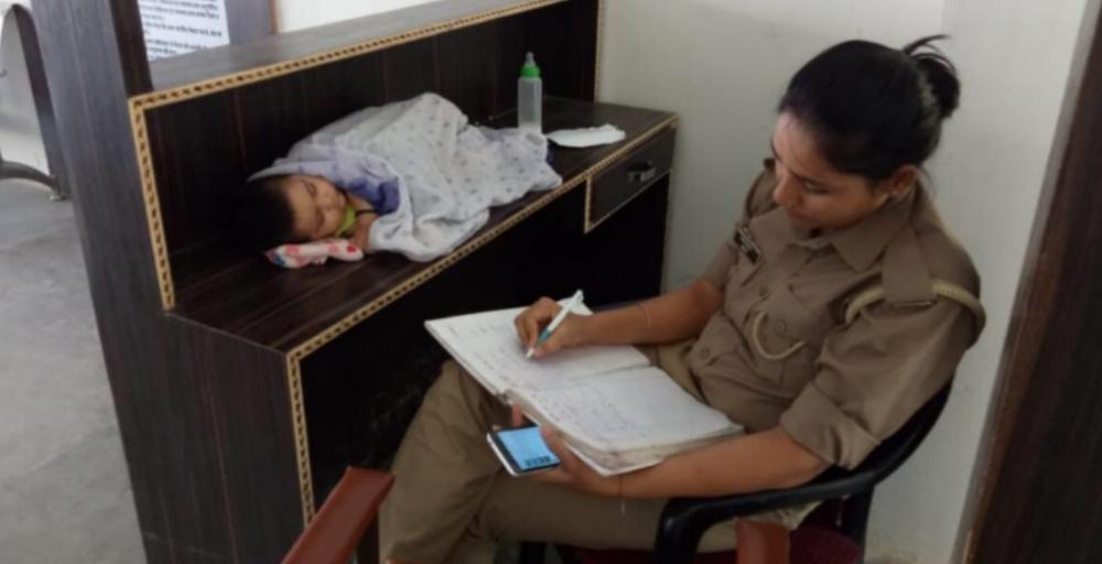 Internet Cheers For The Cop In Jhansi Who Brings Her 6-Month-Old Baby To Work