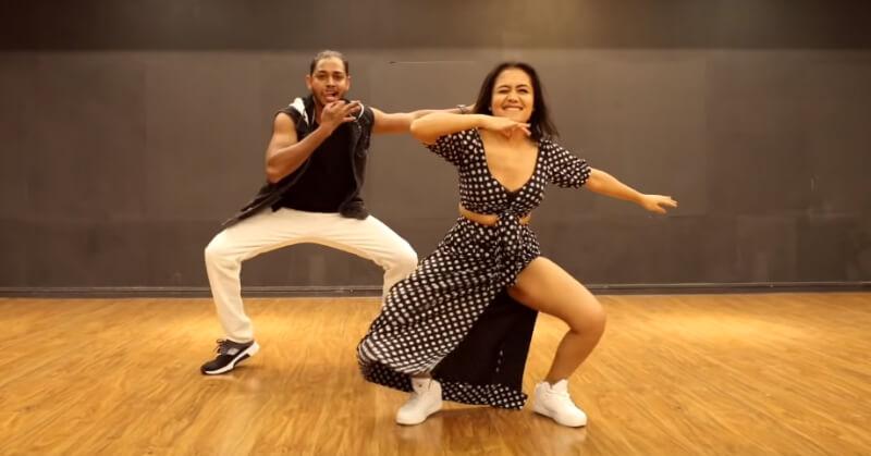 Watch: Neha Kakkar Killin&#8217; It With Her Moves &amp; Winks In This Video Of  &#8216;Aankh Marey&#8217;