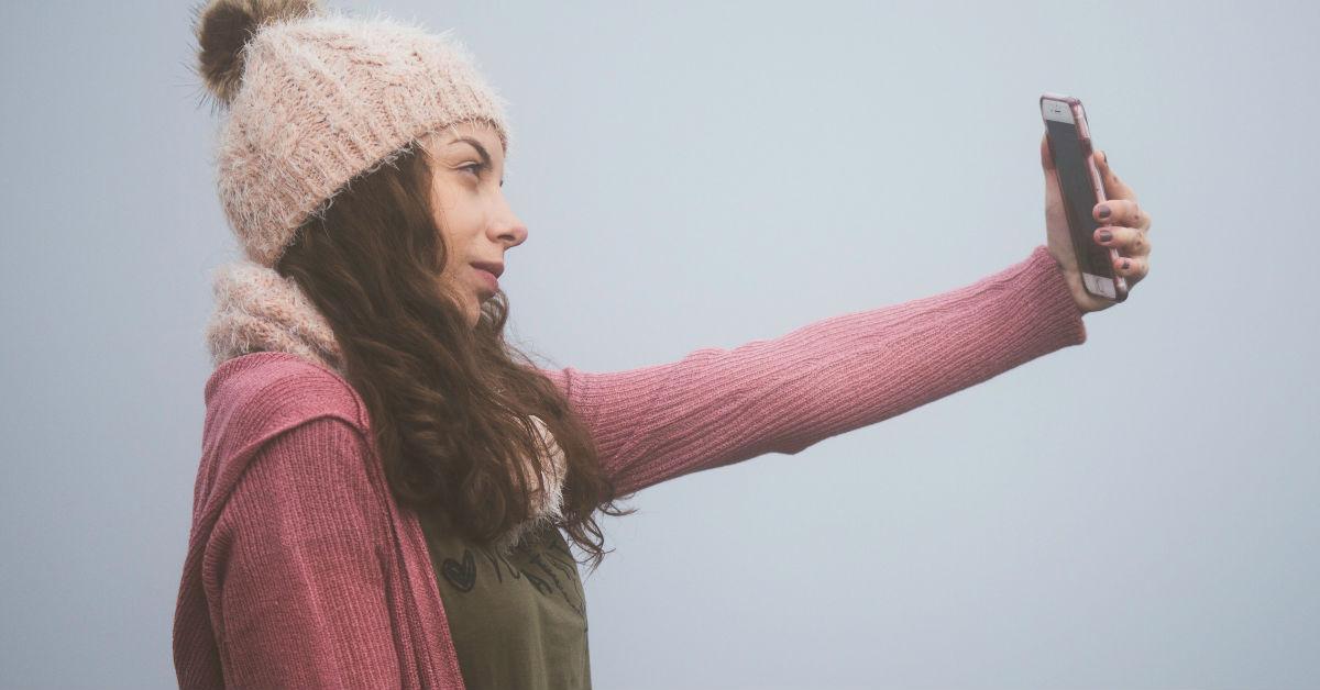 Clicking Selfies Is A Mental Disorder, Confirms A Study. How Many Have You Clicked Today?
