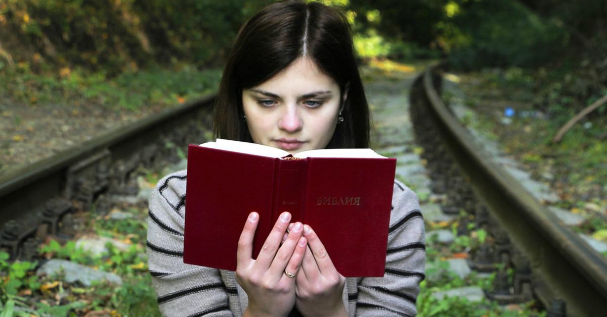 Reading Is Good For Your Mental Health According To A Study. So, Read Away, Bibliophiles!
