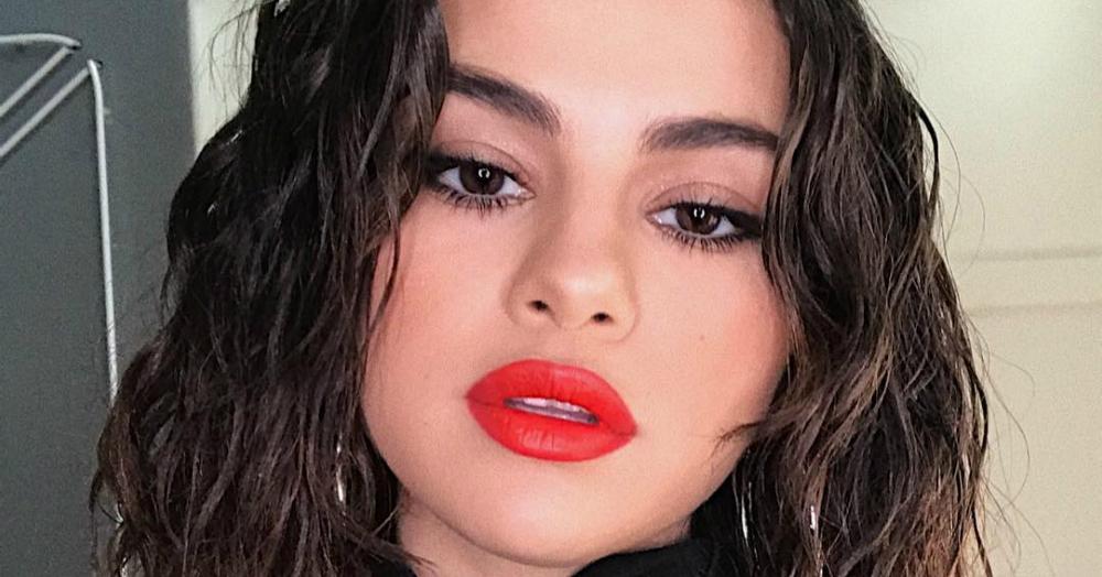 Selena Gomez’s Thumbprint Liner Will Be Your Go-To Party Look This Weekend!
