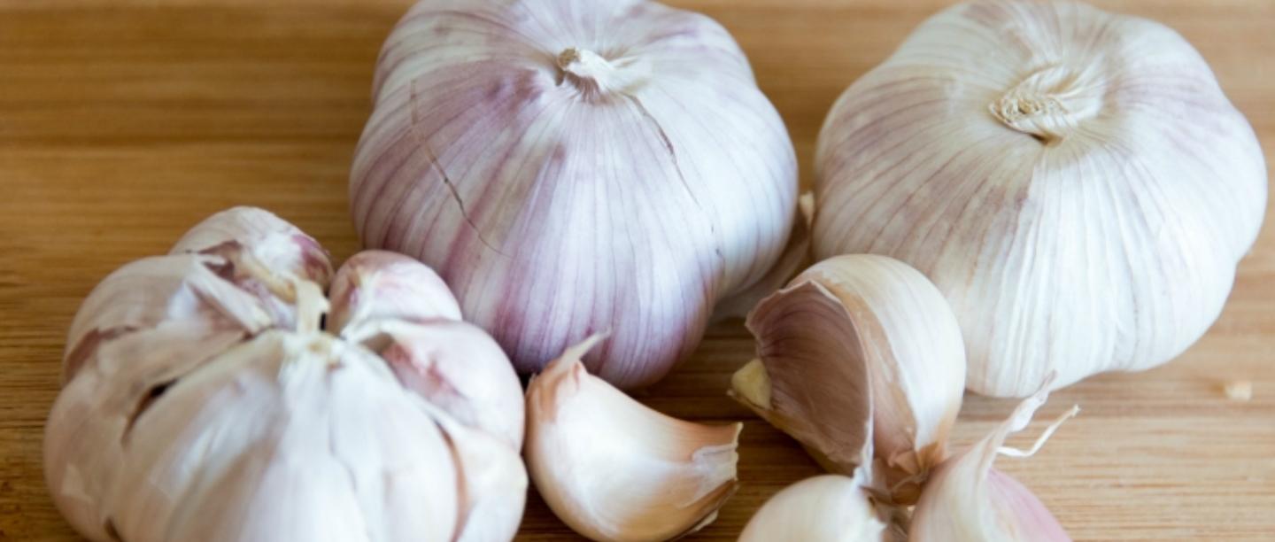 Lassan Lesson: This Twitter User Showed The Right Way To Peel Garlic &amp; Twitter Lost It