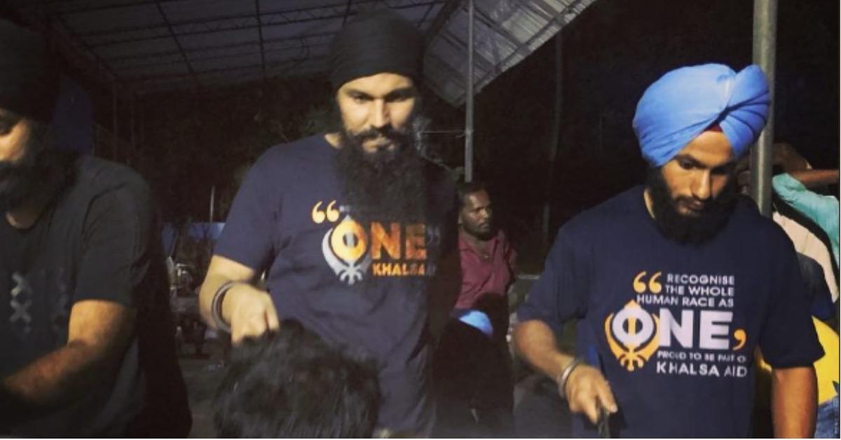 Randeep Hooda Is Serving Langar In Kerala &amp; All Religious Barriers Are Washed Away