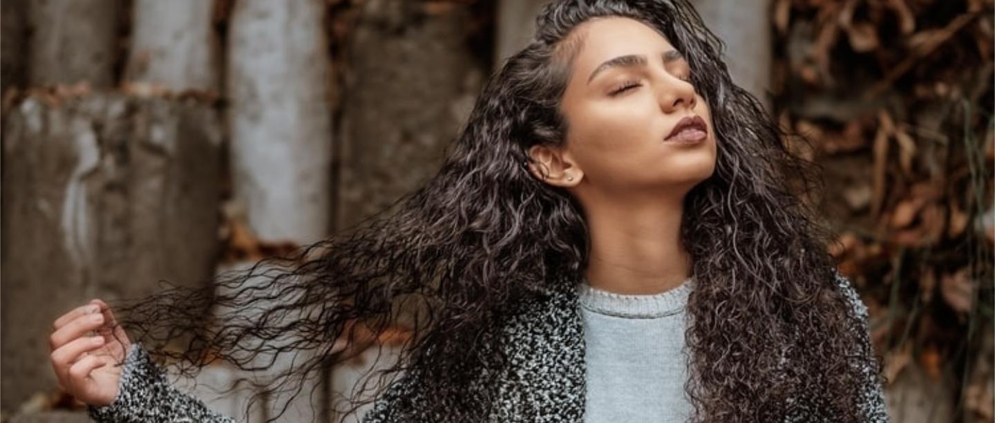 Soft, Shiny &amp; Bouncy: The Best Hair Serums Available In India For Curly Hair!