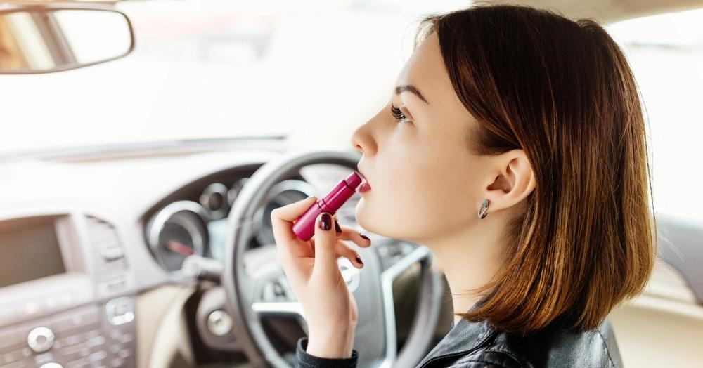 Zoom And Whoosh: 5 Step Makeup Routine To Do In Your Car!