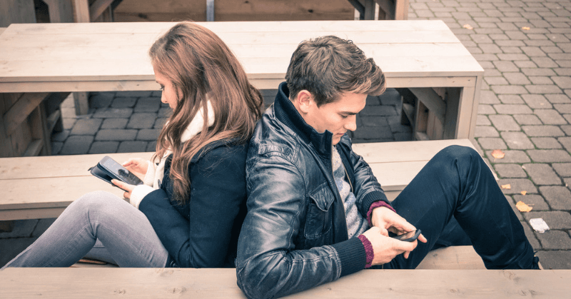 &#8216;Phubbing&#8217; Is The Latest Relationship Trend That Needs To Stop ASAP!