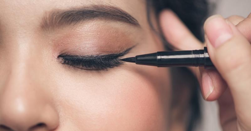 How To Make Your Own Eyeliner At Home Using Kitchen Ingredients