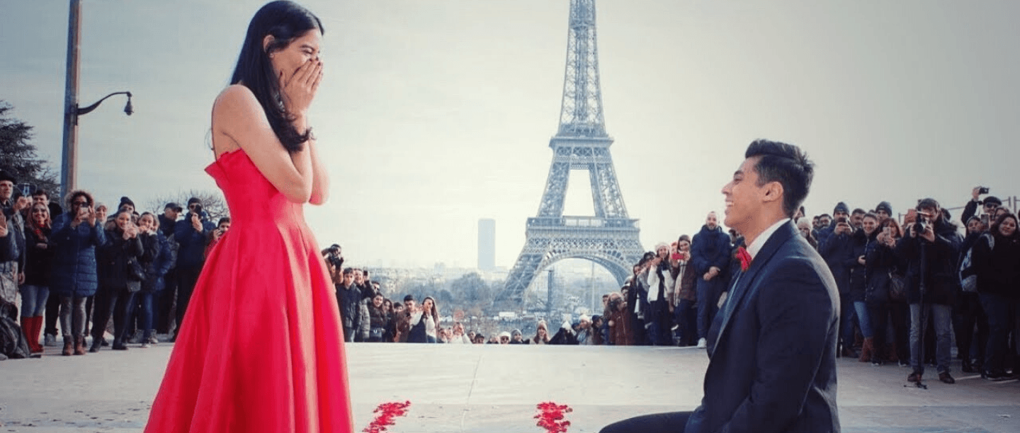#FilmyLove: Man Proposes To His Girlfriend In Front Of Eiffel Tower Dancing To SRK’s Song!