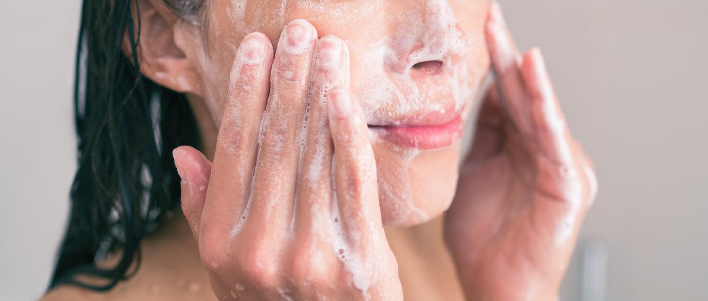 10 Tiny Mistakes You&#8217;re Making While Washing Your Face