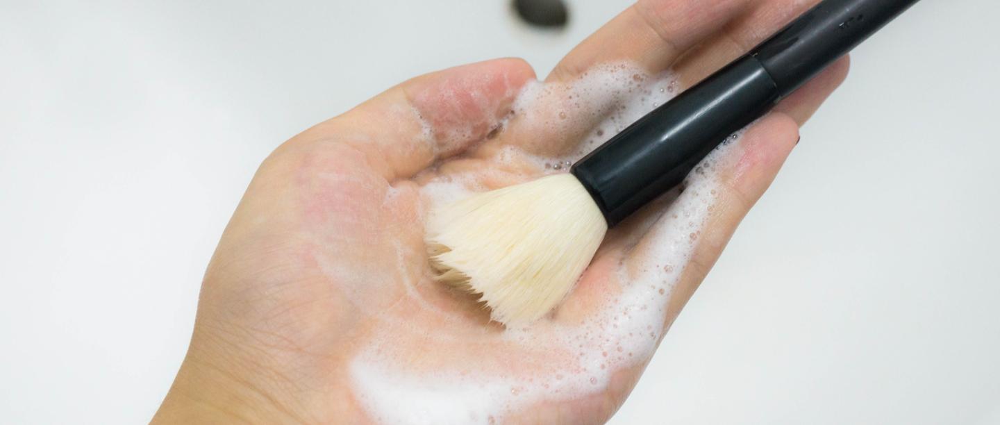 5 Silly Mistakes You&#8217;re Making While Washing Your Makeup Brushes &amp; How To Fix Them