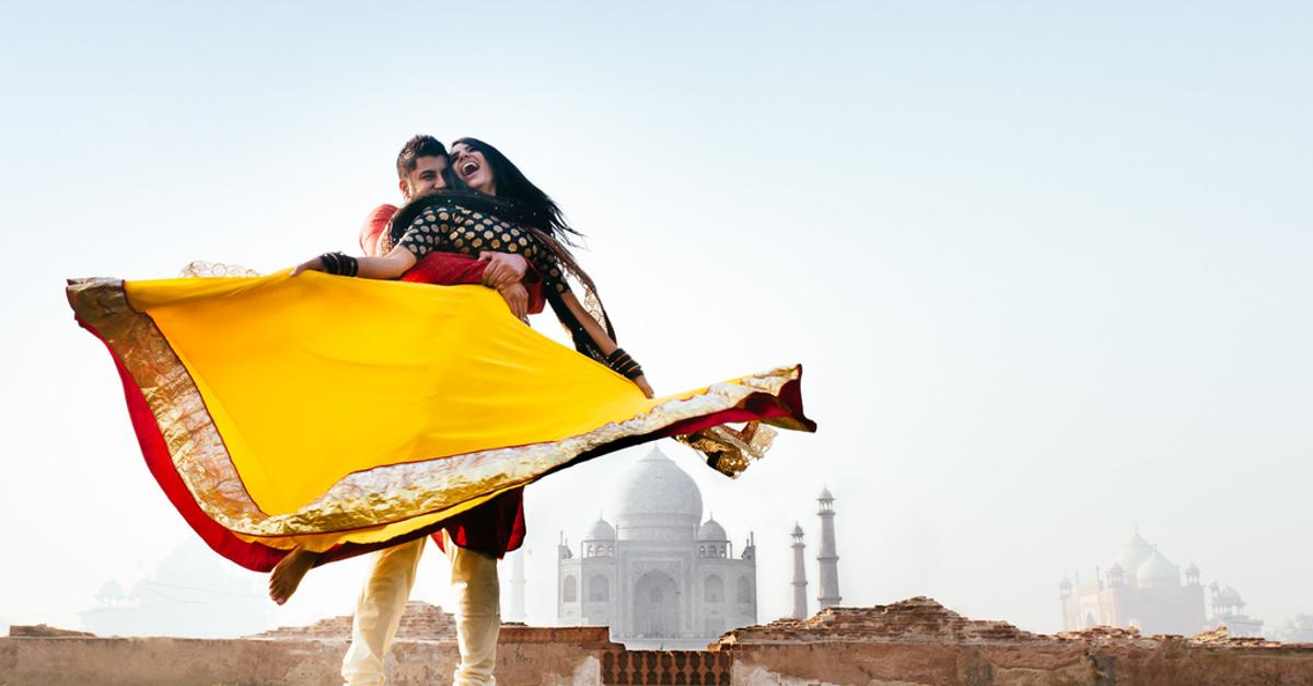 The Most Filmy (And Adorable!) Poses For Your Pre-Wedding Shoot