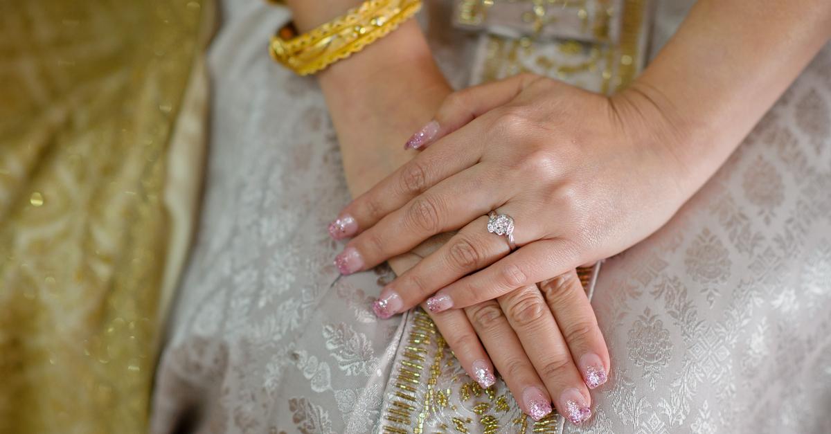 10 *Stunning* New Ways To Style Your Precious Engagement Ring!