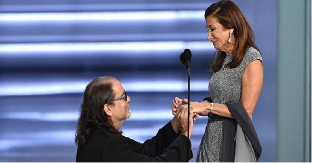 This Emmy Award Winner Proposed To His Girlfriend On Stage &amp; Left Everyone Teary Eyed!