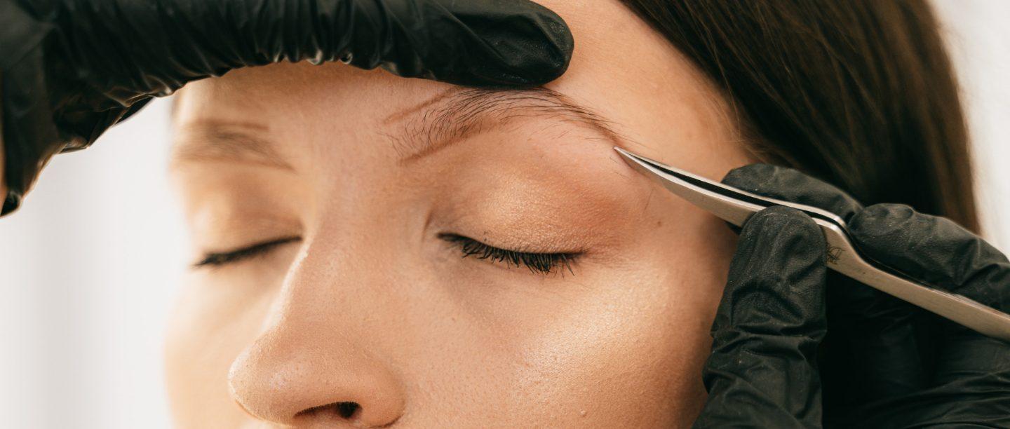 These Are The Best Tweezers For Eyebrows, Chin And Facial Hair