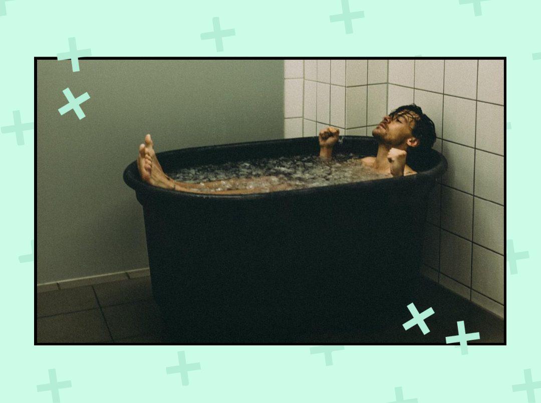 Harry Styles Swears By Ice Baths On Tour &#8211; And For A Good Reason