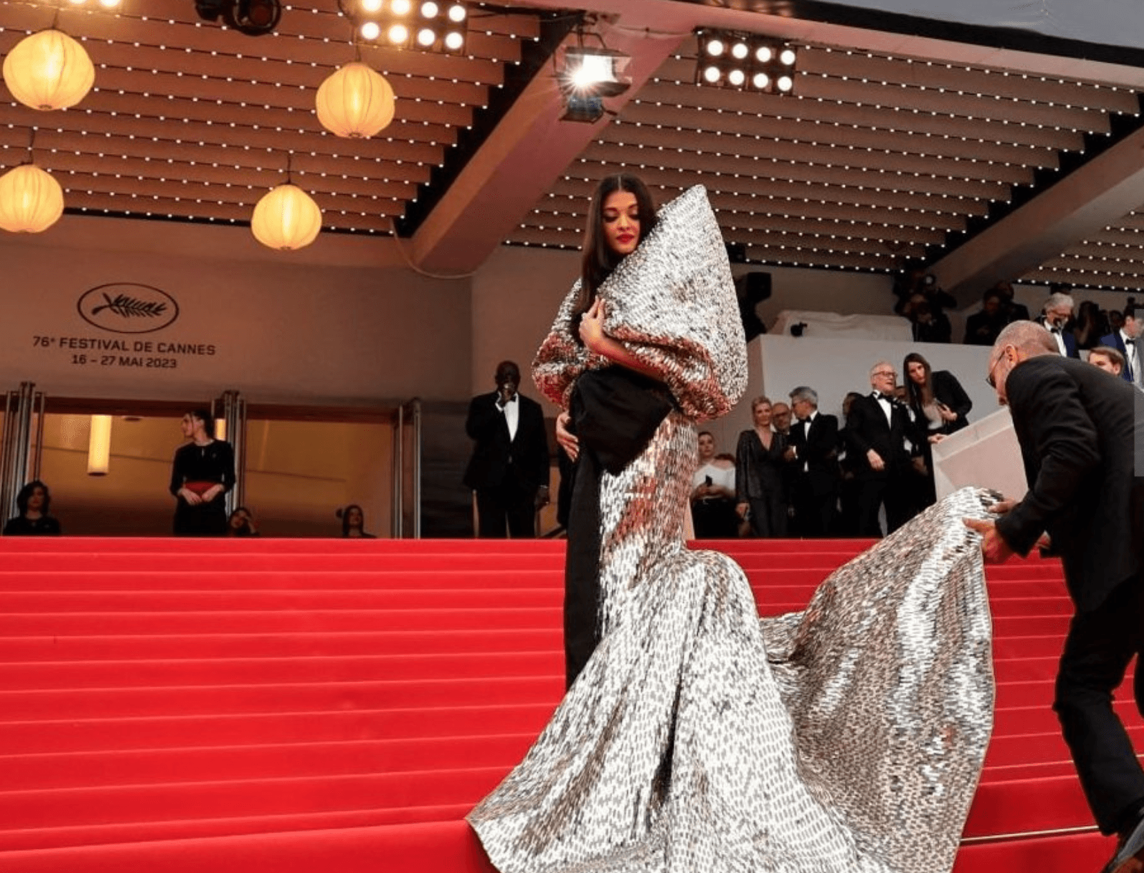You&#8217;ll Either Totally Love Or Absolutely Hate Aishwarya Rai&#8217;s Dramatic Cannes Red Carpet Look!