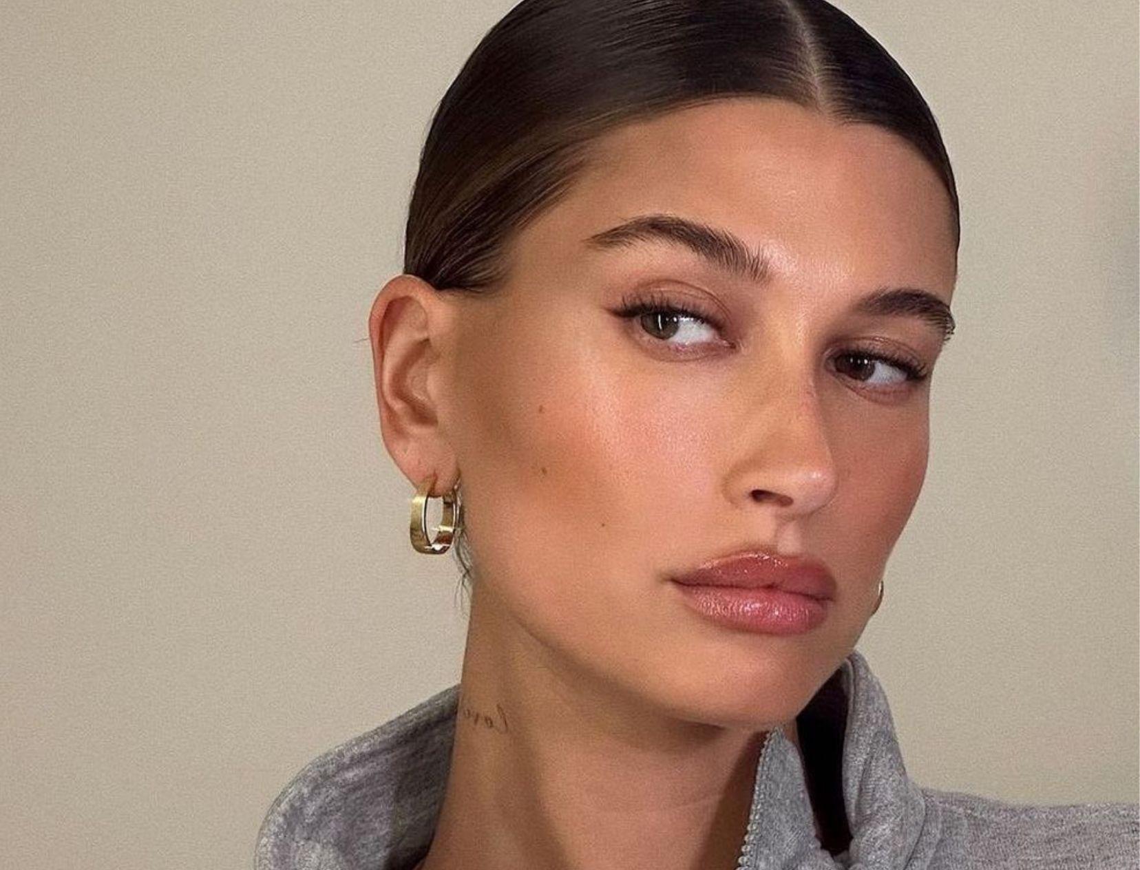 Hailey Bieber’s Applying Eyeliner On Her Lips Now? Here&#8217;s What’s Going On 