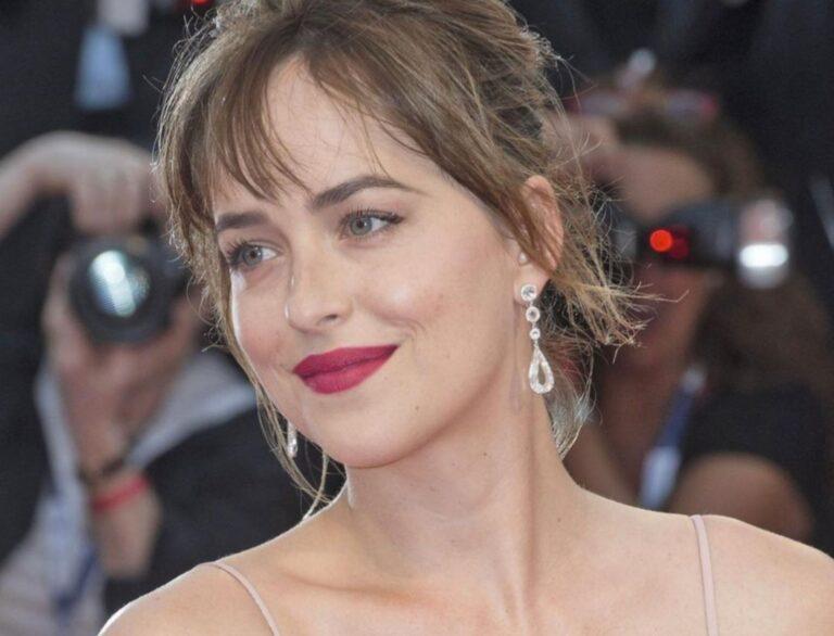 6 Lipsticks Dakota Johnson Wore In The Fifty Shades Of Grey